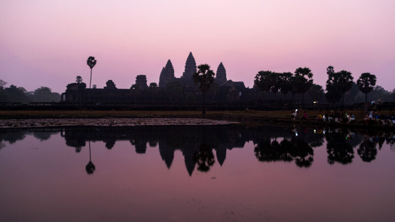 Reflexiones de color rosa en el templo de Angkor Wat en Siem Reap