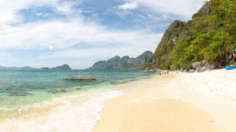 View of the sand at 7 Commandos Beach on tour A in El Nido