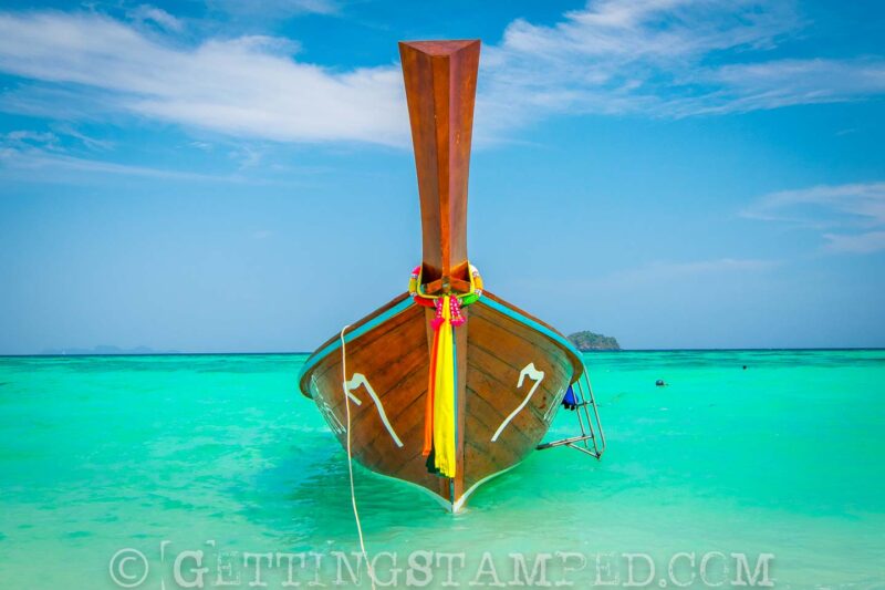 Barco de cola larga en Koh Lipe listo para una excursión de un día