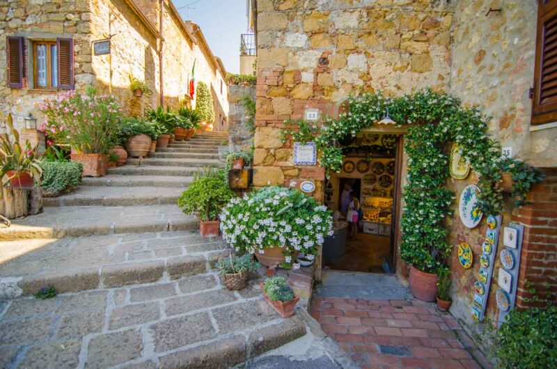 Things to do in Pienza Italy-cobblestone streets