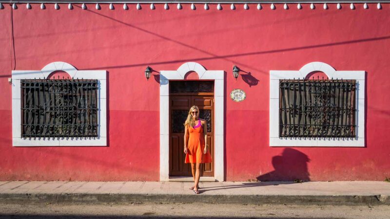 Gu铆a de viaje de Playa del Carmen - Cosas que hacer en Playa del Carmen - Valladolid Edificio rojo con una mujer de pie