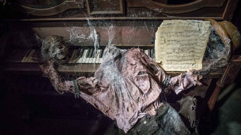 hhn-orlando-ghost-town-the-curse-of-lightning-gulch-piano-man-3