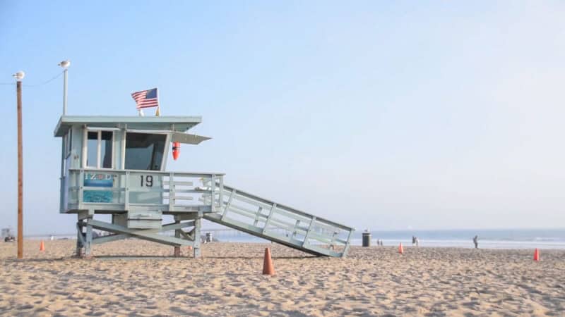 2-days-in-la-on-a-budget-venice-beach-lifeguard-stand