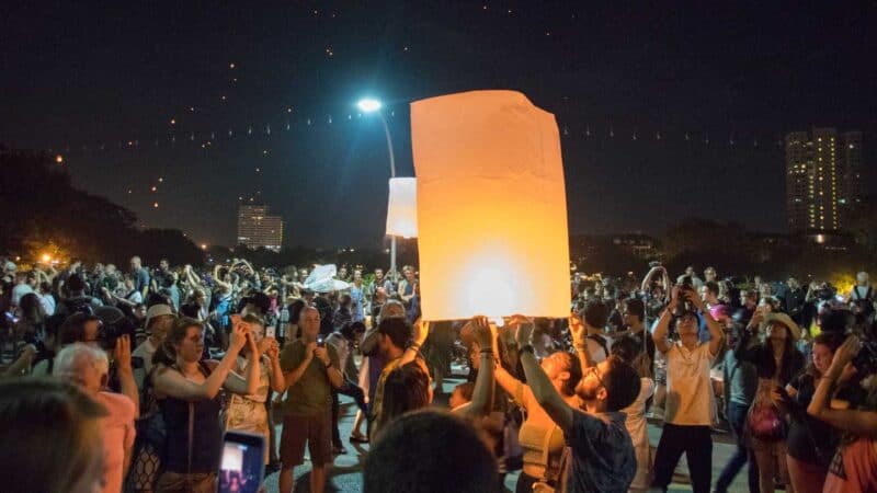 People on the Nawarat Bridge during Yi Ping sending floating lantern