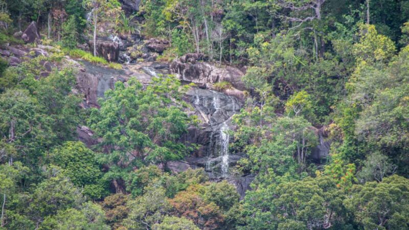cascada kinaree en la isla de Koh Adang, cerca de Koh Lipe