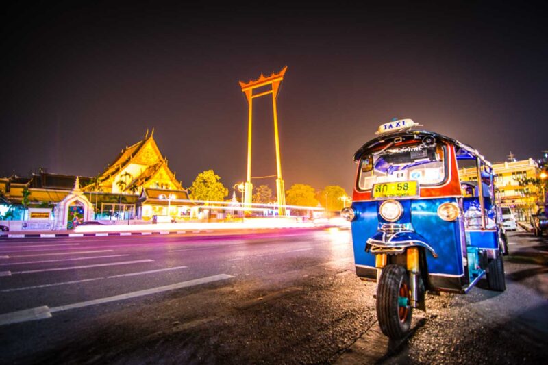 tipping in Thailand Guide - What to tip a tuk tuk driver in Bangkok