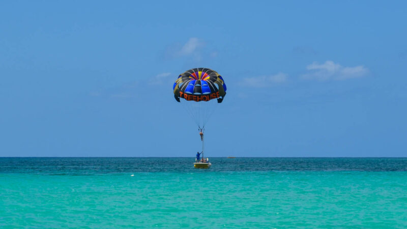 Barco en Parasailing Negril con un paracaídas colorido