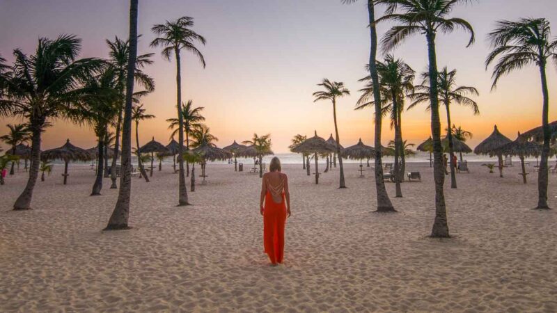 Mujer caminando por la playa de Manchebo en Aruba en un viaje de luna de miel