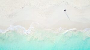 couple walking on the beach in Aruba - Honeymooners