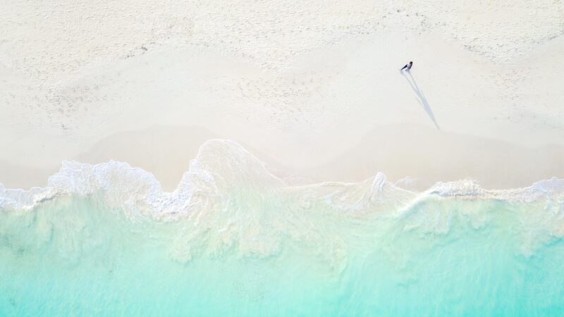 couple walking on the beach in Aruba - Honeymooners