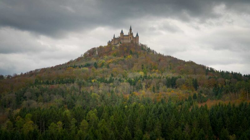 hohenzollern kasteel hoog op een heuvel in Bisingen Duitsland