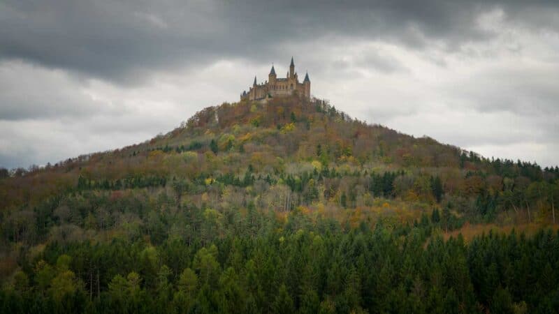 hohenzollern castelo empoleirado numa colina em Bisingen Alemanha