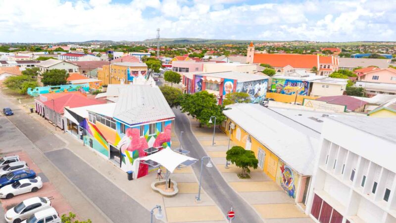 Foto aérea del barrio de San Nicolás lleno de arte callejero y grandes murales: cosas que ver en Aruba