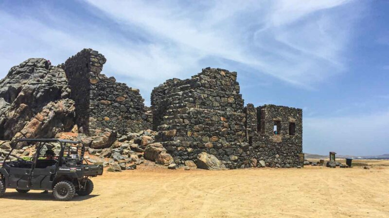 Ruinas de Bushiiribana Aruba: las piedras oscuras forman un antiguo edificio minero abandonado en el Parque Nacional Arikok en Aruba: cosas que hacer