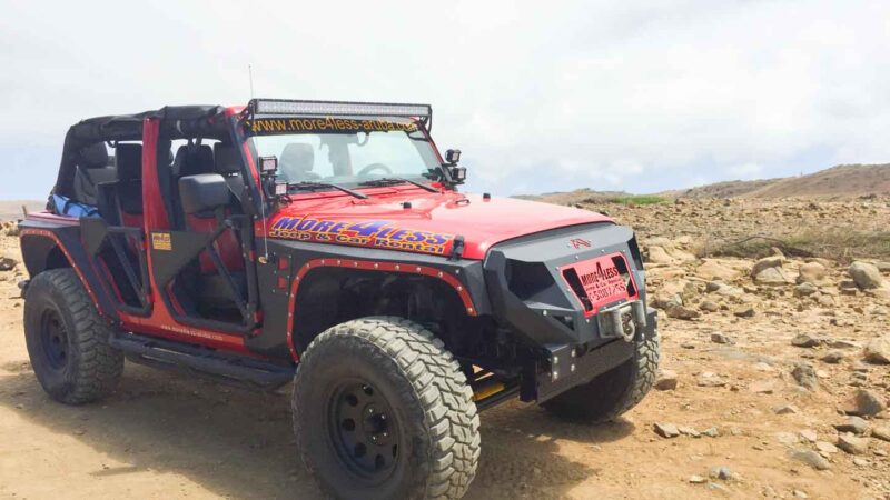 Jeep rojo en Arikok Nationakl Park en Aruba - Alquiler de jeep y ATV Tours - Las mejores cosas que hacer en Aruba