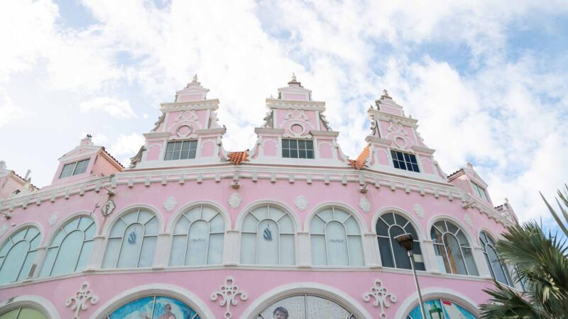 edificios coloniales rosados ​​de Oranjestad Aruba - Atracciones en Oranjestad Aruba