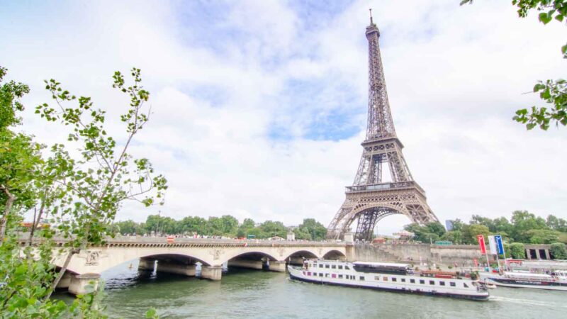 Boat cruise in the river in front of the Eiffel Tower - Best 3 days in Paris