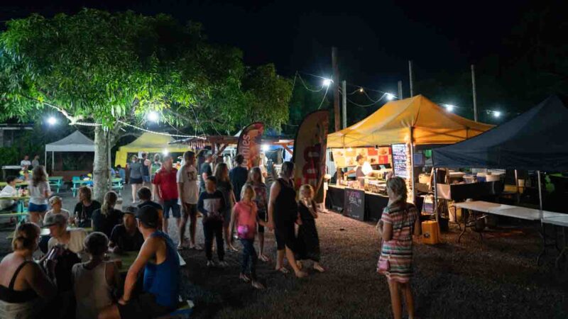 personas reunidas alrededor de vendedores de comida en el mercado nocturno de Muri en Rarotonga - Cosas que hacer en Rarotonga