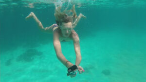 Woman diving underwater with a GoPro - tips and Tricks GoPro Underwater