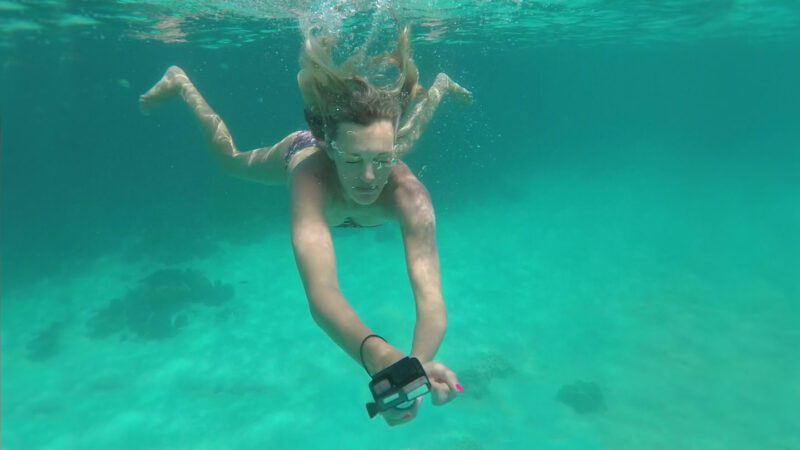 Woman diving underwater with a GoPro - tips and Tricks GoPro Underwater