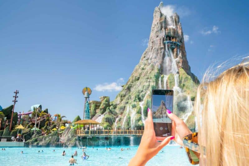 woman using the free wifi at the Universal Orlando Theme Parks