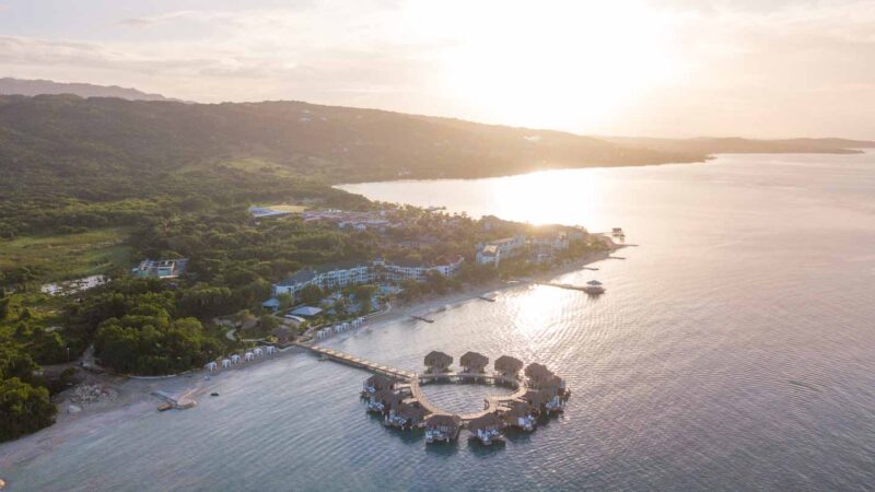 Salida del sol sobre Sandals South Coast en Whitehouse Jamaica - Best Sandals Resort