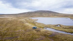 Land Rover driving in the Falkland Islands to Volunteer Point - King Penguins