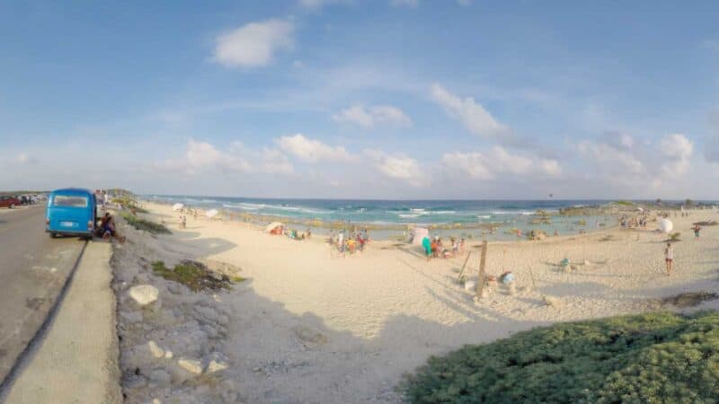 camioneta azul estacionada en Cozumel frente a la playa - Guía para alquilar un auto en Cozumel