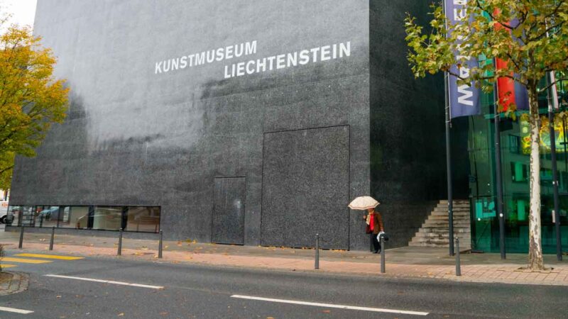 Exterior de piedra negra del museo de arte de Liechtenstein - Qué ver en Liechtenstein