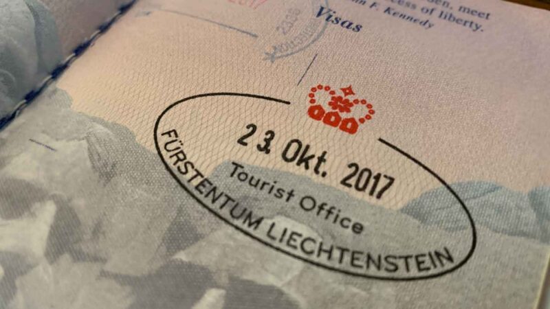 Sello de Liechtenstein negro y rojo en un pasaporte - Cosas que hacer en Liechtenstein