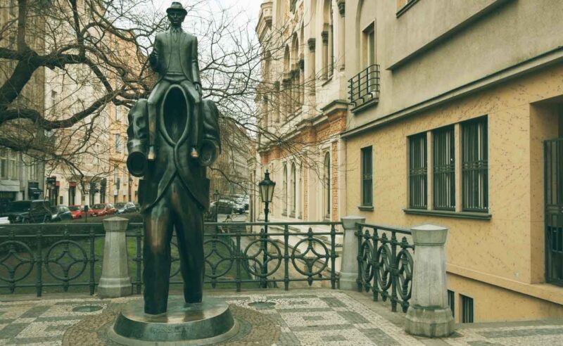 Estatua y monumento de Franz Kafka en el barrio judío de Praga