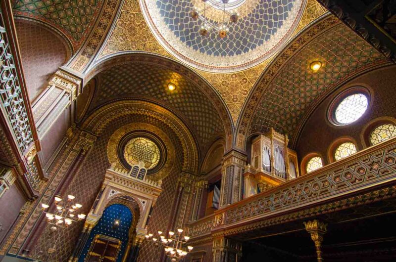 Vista interior de la sinagoga española fuertemente acentuada en oro en el barrio judío de Prauge
