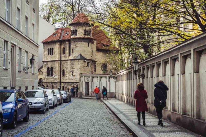 La gente camina hacia la Sinagoga de Klausen, que es la sinagoga más grande del antiguo gueto judío de Praga y un ejemplo único de una sinagoga del barroco temprano en la zona: el Barrio Judío de Praga.