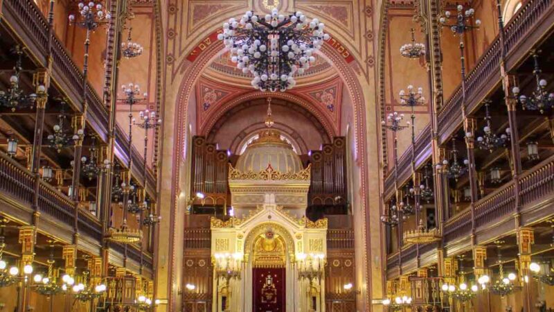 Dentro de la sinagoga de la calle Dohány en el barrio judío de Budapest