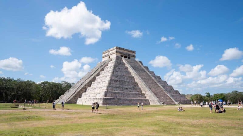 View of the Castillo of Chichén Itzá on a blue sky day