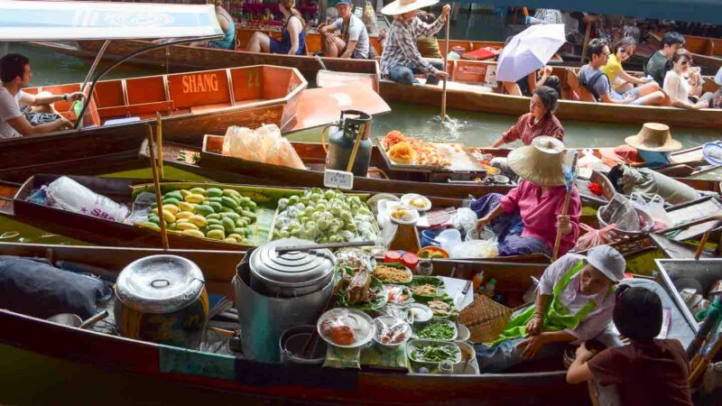 View of a busy canal full of boats at the damnoen saduak floating market - Top Bangkok Day Trips