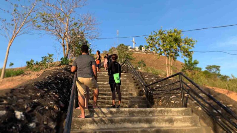 People hiking Mt. Tapyas to the best viewpoint in Coron