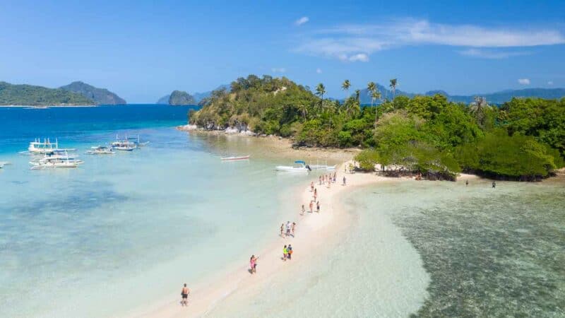 People walking on the sand bar of El Nido - Snake Island