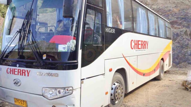 bílý autobus se značkou "Cherry" na boku v červeném písmenu-autobus z Puerto Princesa do El Nido Palawan