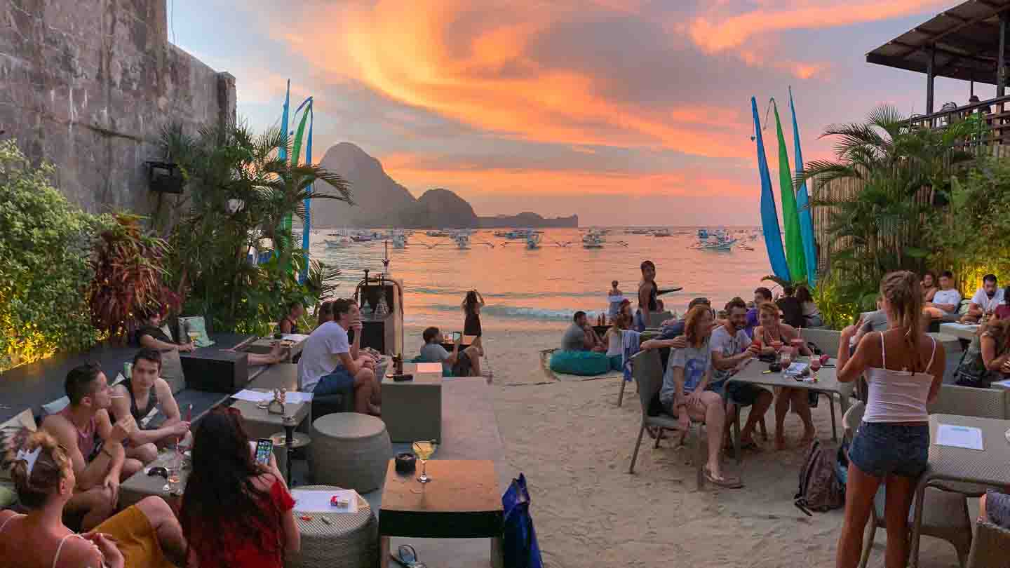 Sunset view on the beach bar of Sava Beach Club in el Nido - Best bars and restaurants in El Nido Palawan