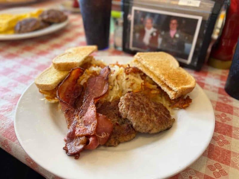 breakfast at Myrt and Lucy's Chat & Chew Family Restaurant Wisconsin Dells breakfast