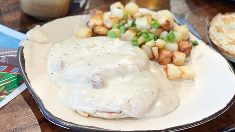 biscuits & gravy breakfast platter