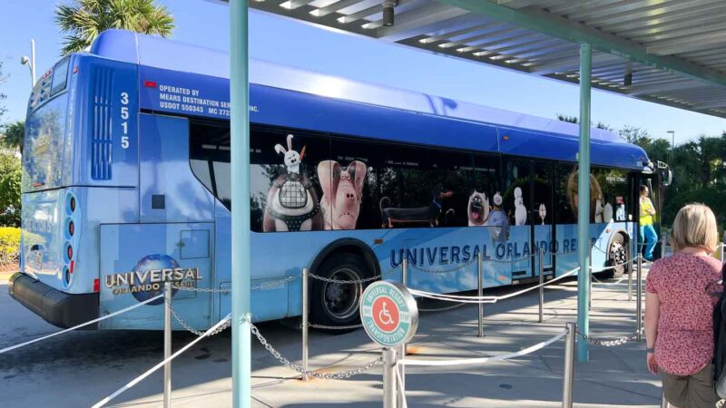 Universal Orlando Resorts hotel shuttle bus to the park