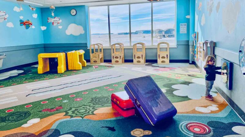 Milwaukee airport kids play area good for flying with toddlers