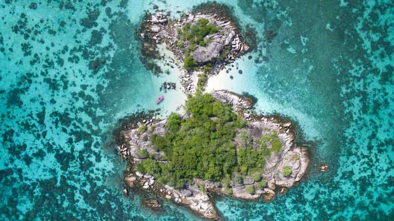 Aerial view of Koh Kra with a pink Kayak on a trip from Koh Lipe Thailand